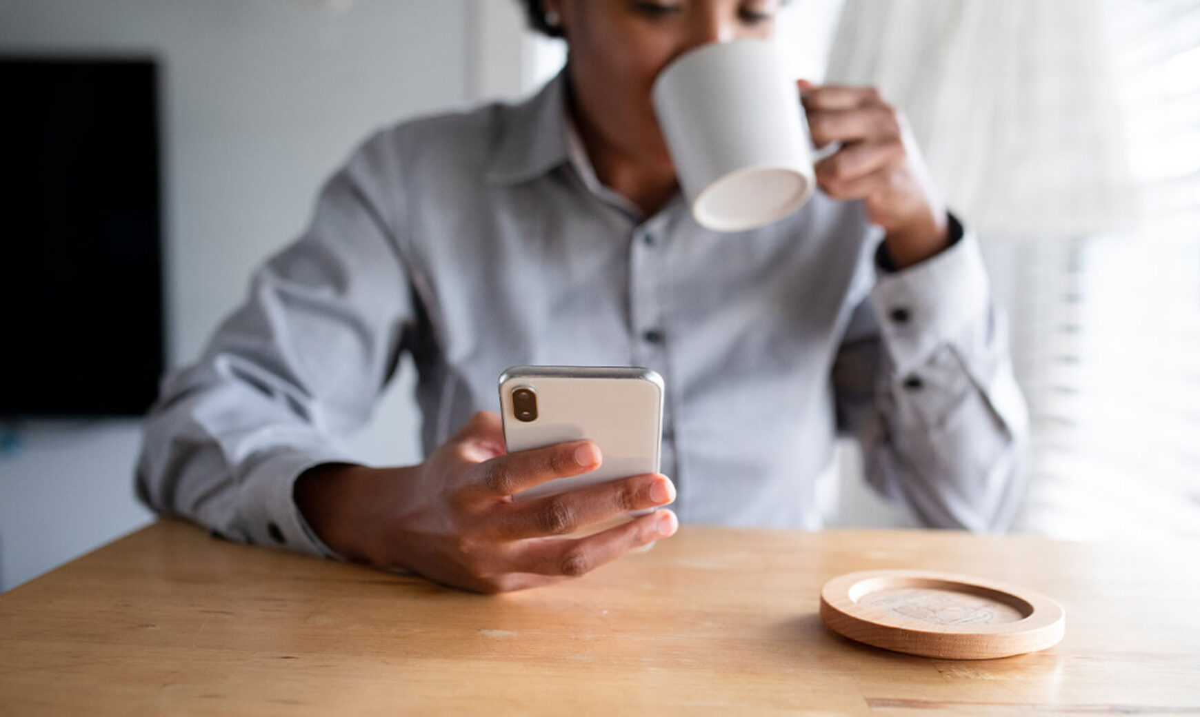 woman-using-mobile-phone