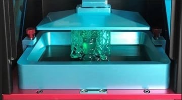 آشنایی با عوامل موثر بر چسبندگی قطعات به صفحه ساخت در چاپ سه بعدی رزینی